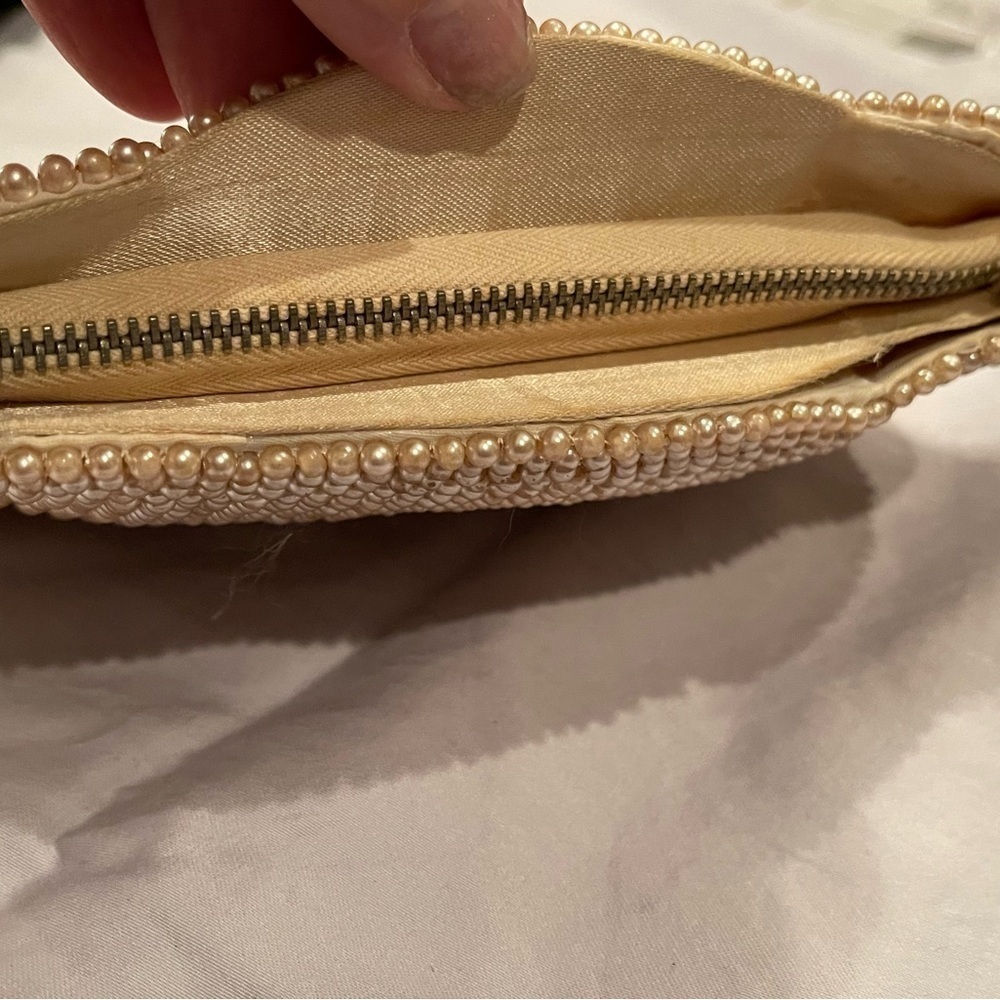 Vintage, seed pearl and sequin coin purse. Zip closure. - Picture 5 of 6